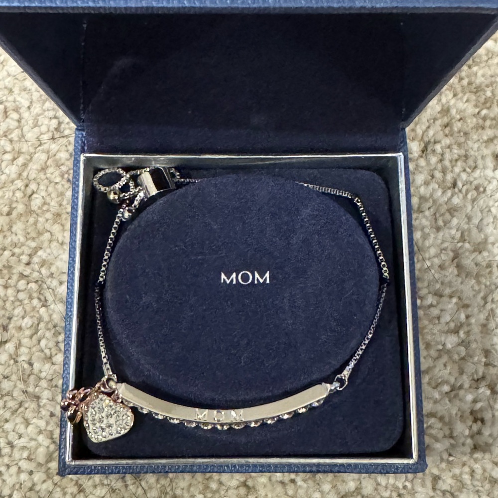New in box Kohl's Silver MOM Bracelet with Heart Charm - Picture 3 of 6